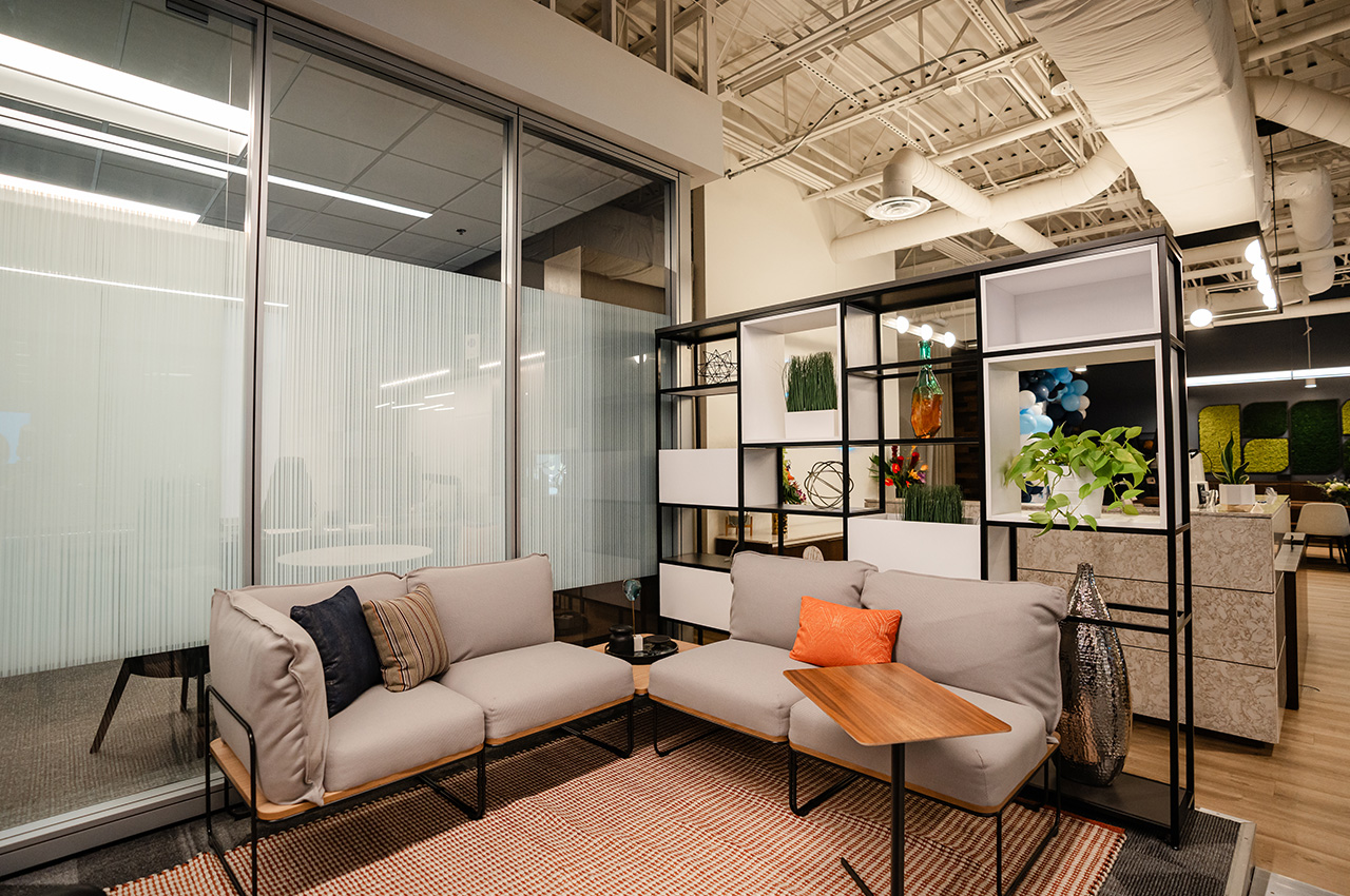 Dallas Showroom Carousel FMG-85